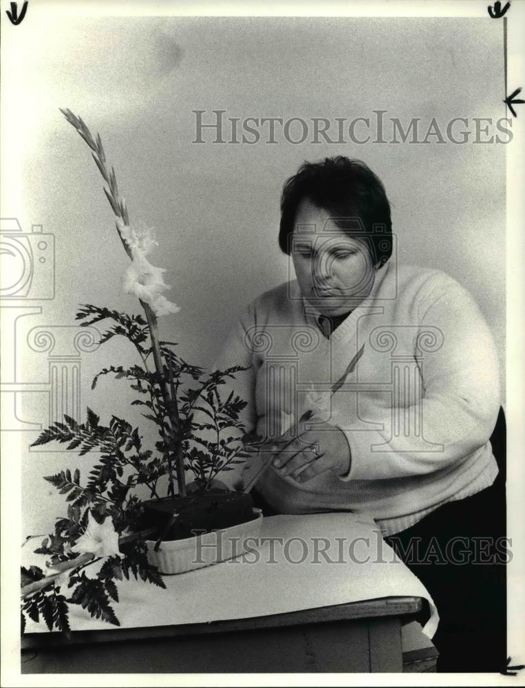 1985 Press Photo Edward Paradise, Florist-creating triangle arrangement - Historic Images