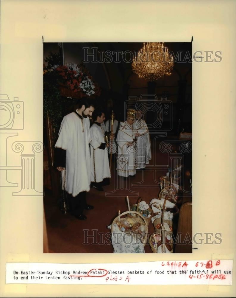 1995 Press Photo Bishop Andrew Pataki, Easter Sunday service- blesses offerings - Historic Images