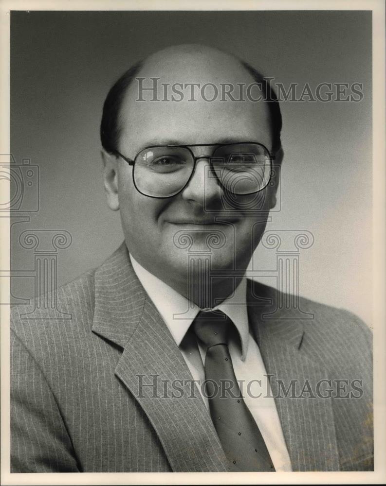 1989 Press Photo Michael Paehan, Gen Mgr, Quality Hotel, Beachwood, Snavely Mgt - Historic Images