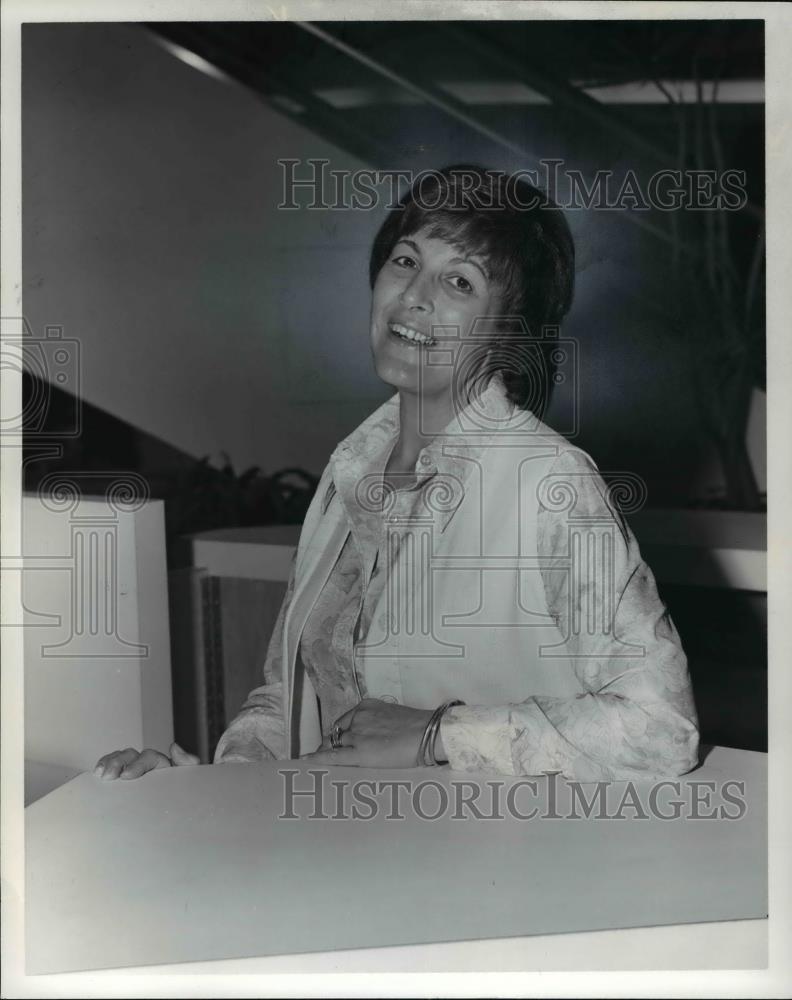 1976 Press Photo Mrs. Kathryn Kaletta, hostess supervisor at Randell Park Mall - Historic Images