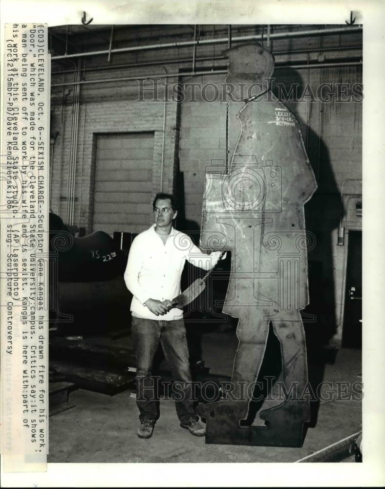 1986 Press Photo Gene Kangas makes &quot;Door&quot; sculpture for Cleveland University - Historic Images