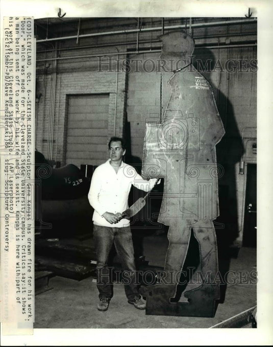 1986 Press Photo Gene Kangas makes "Door" sculpture for Cleveland University - Historic Images