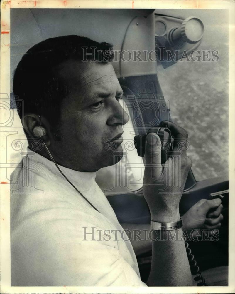 1977 Press Photo Gary Powers flies Cessna to scan traffic conditions - cva38256 - Historic Images