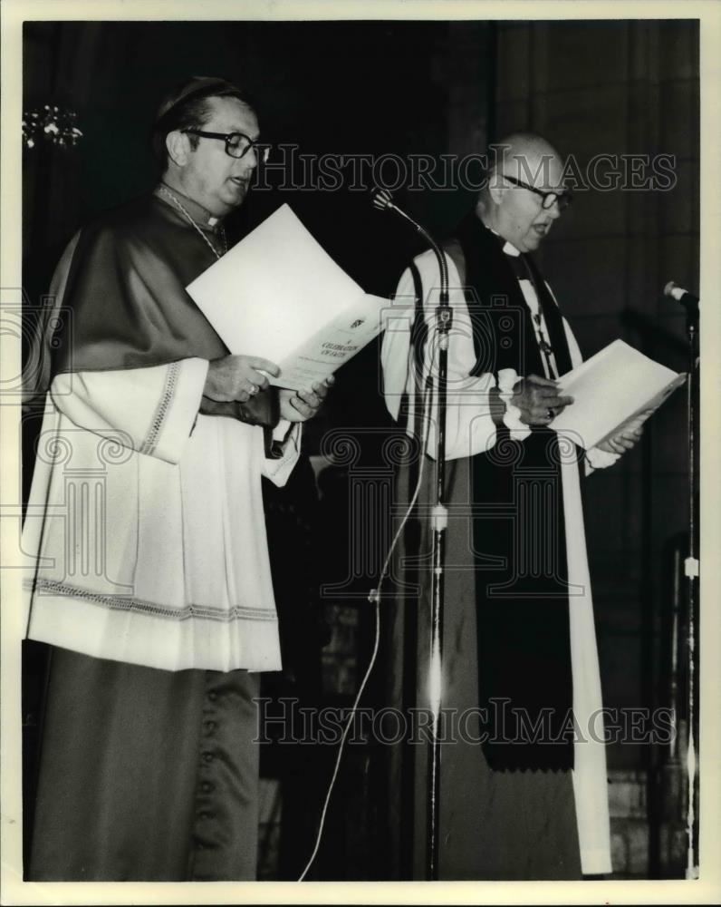 1982 Press Photo Cleveland Catholic Bishop Anthony M Pilla & Bishop John H Burt - Historic Images