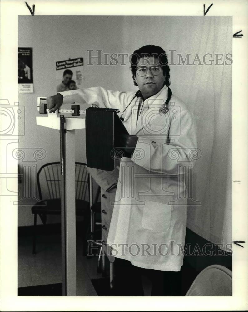 1986 Press Photo Greg Pappas with his medical charts and weighing sclae - Historic Images