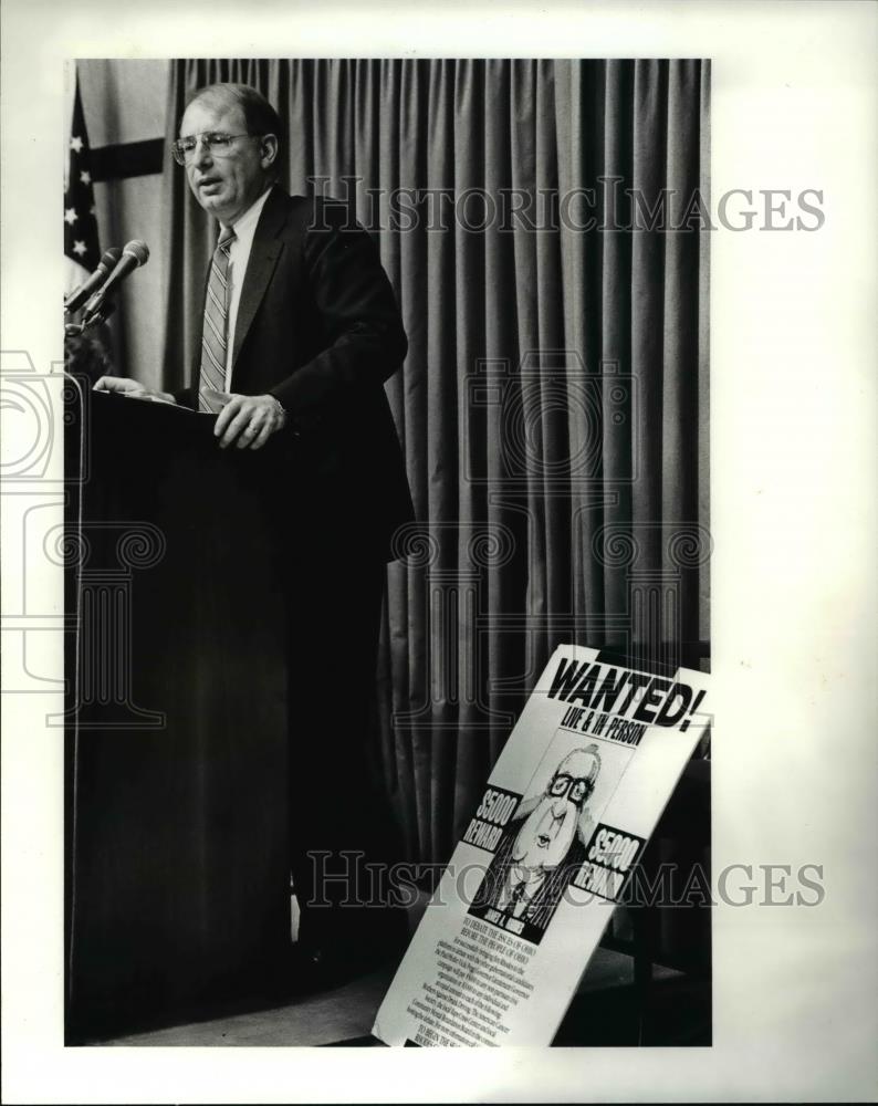 1986 Press Photo Senator Paul Pfeiffer speaks at the City Club - cva38394 - Historic Images
