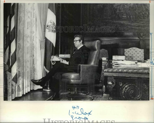 1977 Press Photo Mayor Ralph J Perk on his final day at City Hall - cva38423 - Historic Images