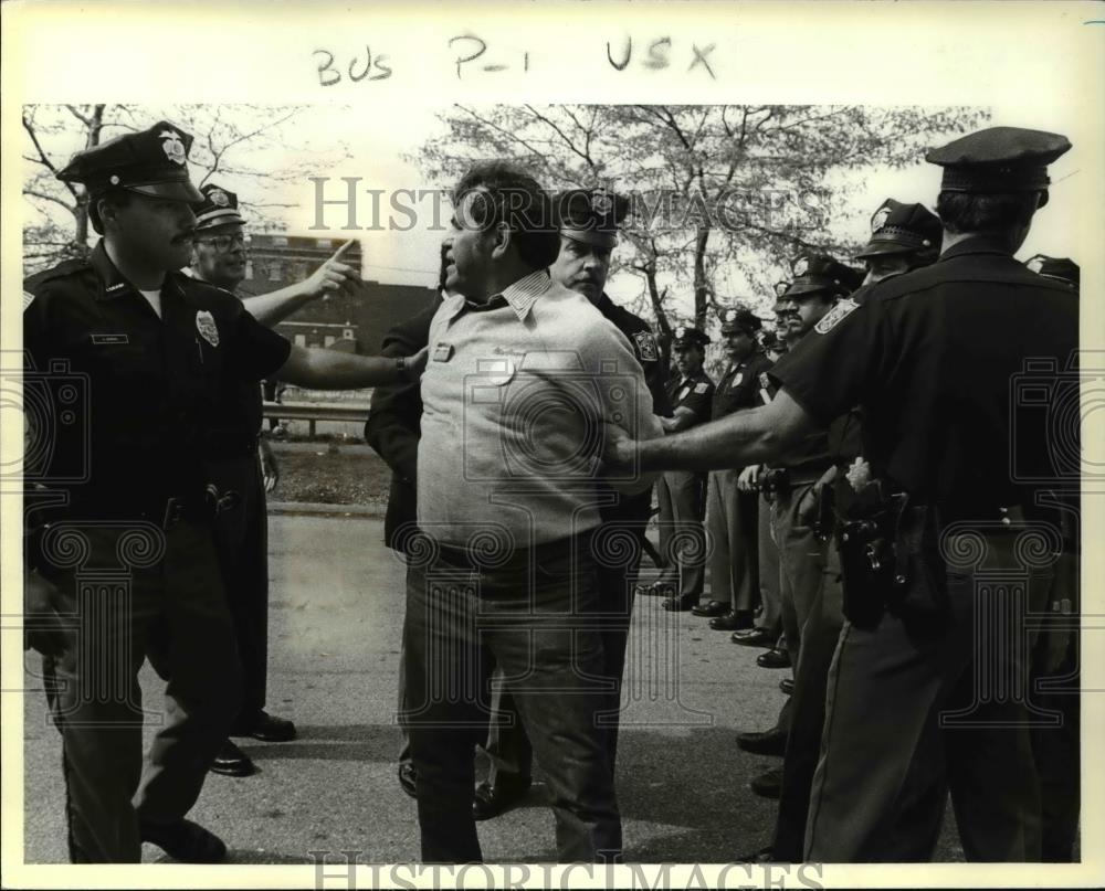 1986 Press Photo Al Rena arrested by police - cva38443 - Historic Images