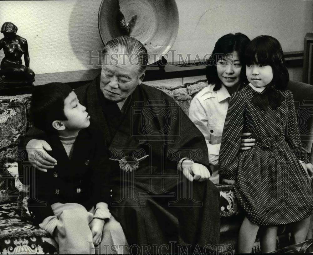 1980 Press Photo Prime Minister Masayoshi Ohira of Japan w/ his grandchildren - Historic Images