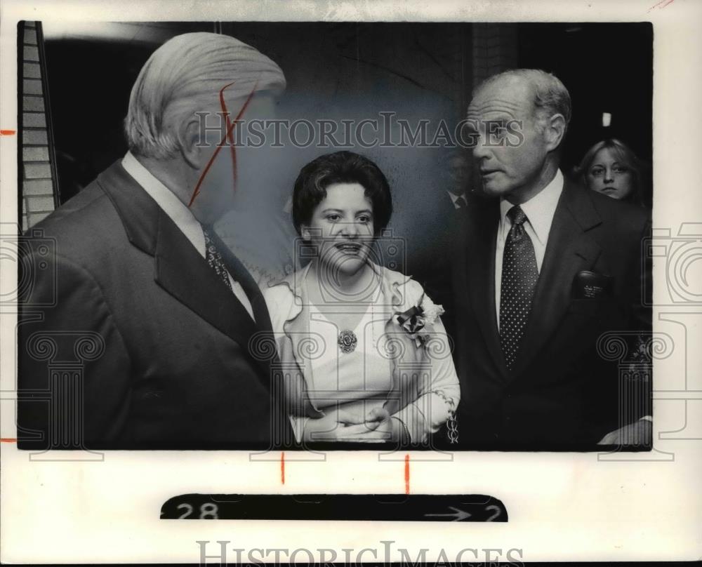 1977 Press Photo Mary Rose Oakar with colleagues attend t the St. Mary&#39;s party - Historic Images
