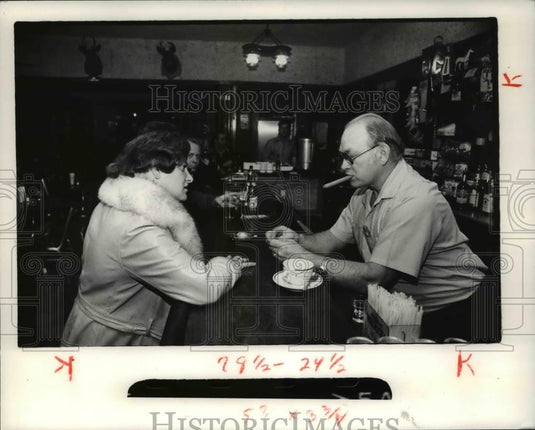 1977 Press Photo Mary Rose Oakar talks with bar owner near Republic Steel Plant - Historic Images