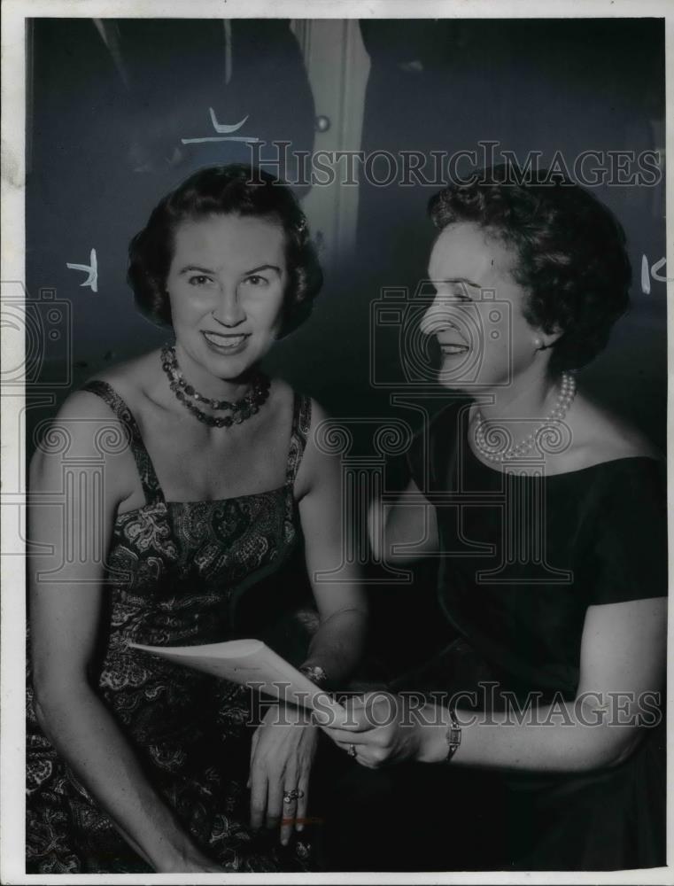 1959 Press Photo Mrs R Henry Norweb conferring with Mrs John F Fant Jr - Historic Images