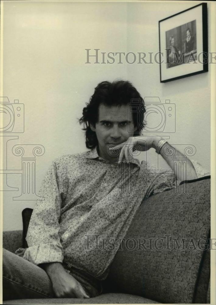 1992 Press Photo Dennis Miller brings his comedy to late-night talk show as host - Historic Images