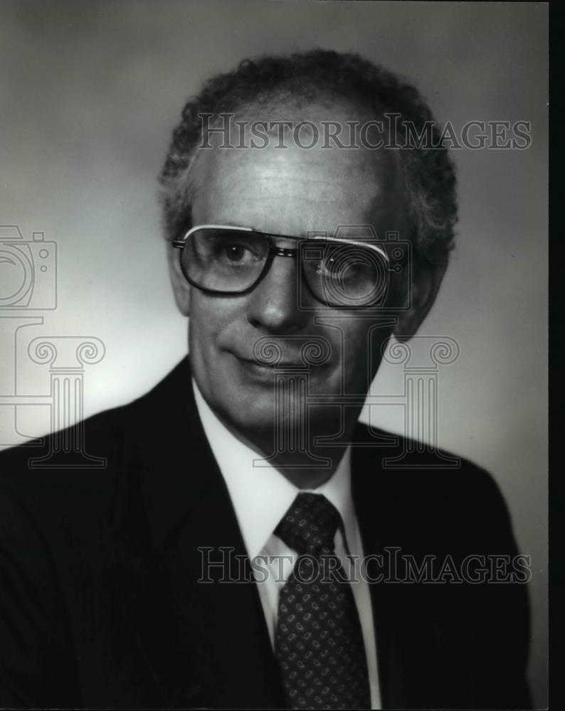 1982 Press Photo Dean H Putnam of Bell & Howell Co - cva38535 - Historic Images