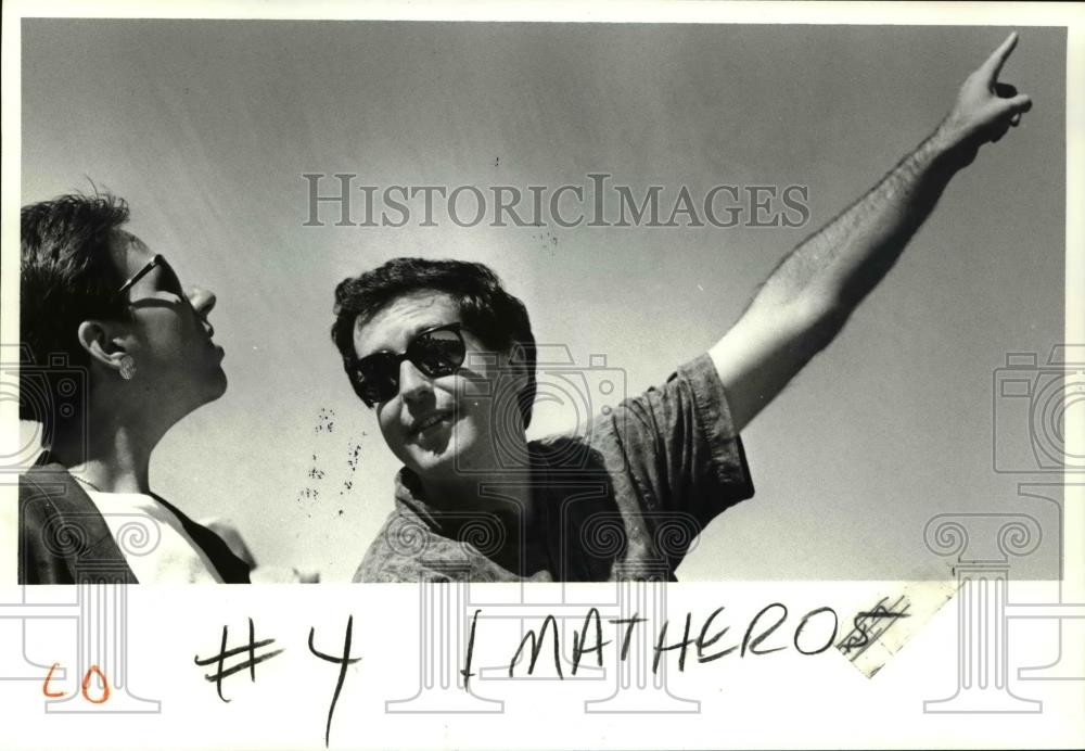 1991 Press Photo Teresa & Jeff Karlovec watching Golden Knights Army jump team - Historic Images