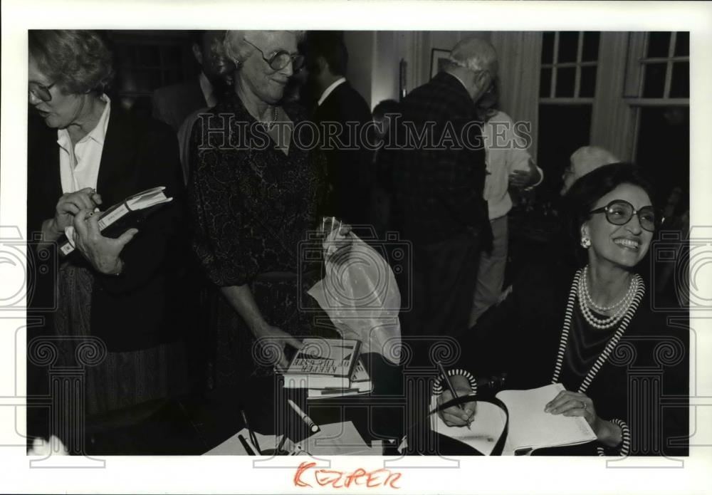 1990 Press Photo Selwa Roosevelt, signs a copy of her book Keeper of the Gates - Historic Images