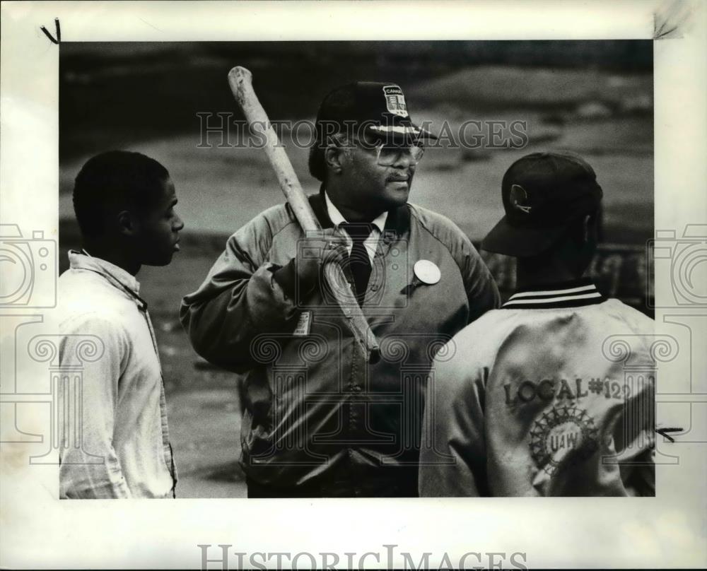 1989 Press Photo John Rose interviews Apts Manager with his big stick - Historic Images