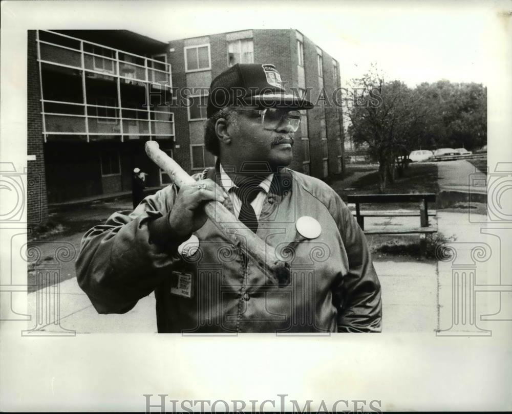 1989 Press Photo CMHA Riverview Apts. Mgr John Rose with his big stuck - Historic Images