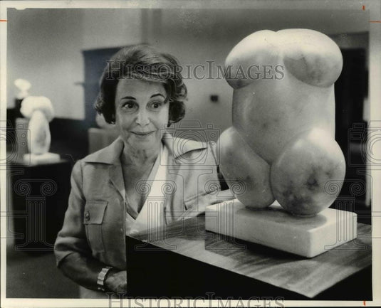 1976 Press Photo Yetta Rosenbert with "Dancer" at Mather Gallery Exhibit - Historic Images