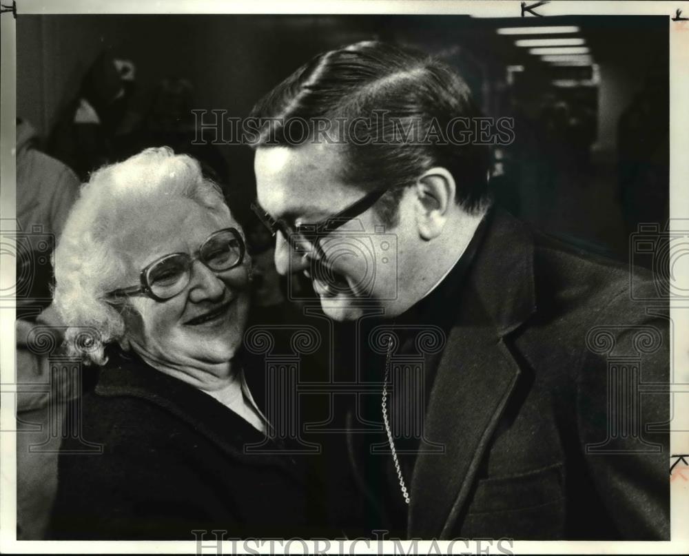1982 Press Photo Bishop Anthony M Pilla is greeted by his mother Libera Pilla - Historic Images