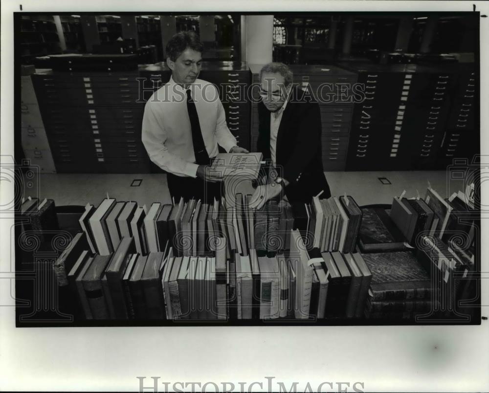1991 Press Photo Kermit Pike Society&#39;s library director &amp; Wallace Martell, - Historic Images