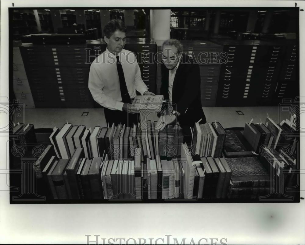 1991 Press Photo Kermit Pike Society's library director & Wallace Martell, - Historic Images