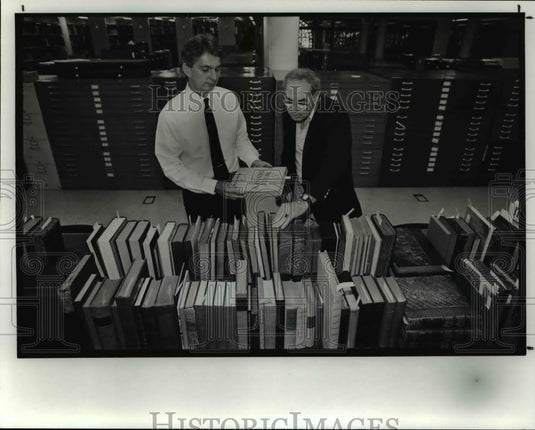 1991 Press Photo Kermit Pike Society's library director & Wallace Martell, - Historic Images