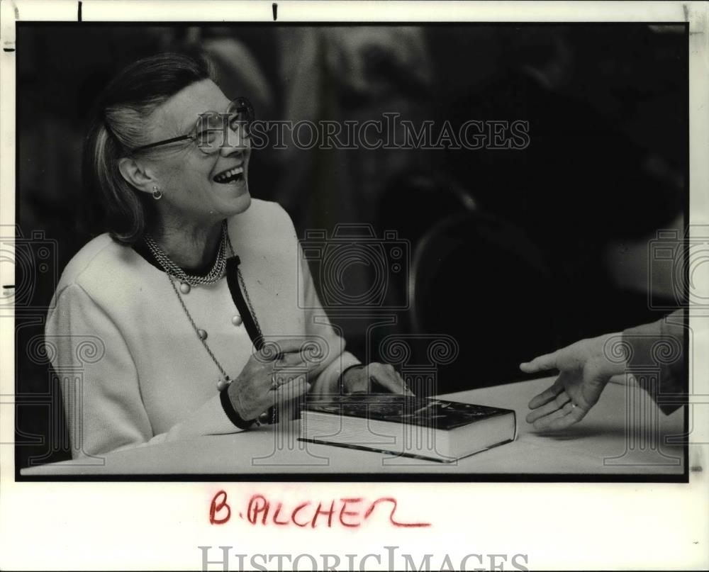1990 Press Photo Rosamunde Pilcher signs copy of her book September at Luncheon - Historic Images