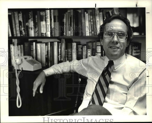 1985 Press Photo Tom Piskura at his library - cva38618 - Historic Images