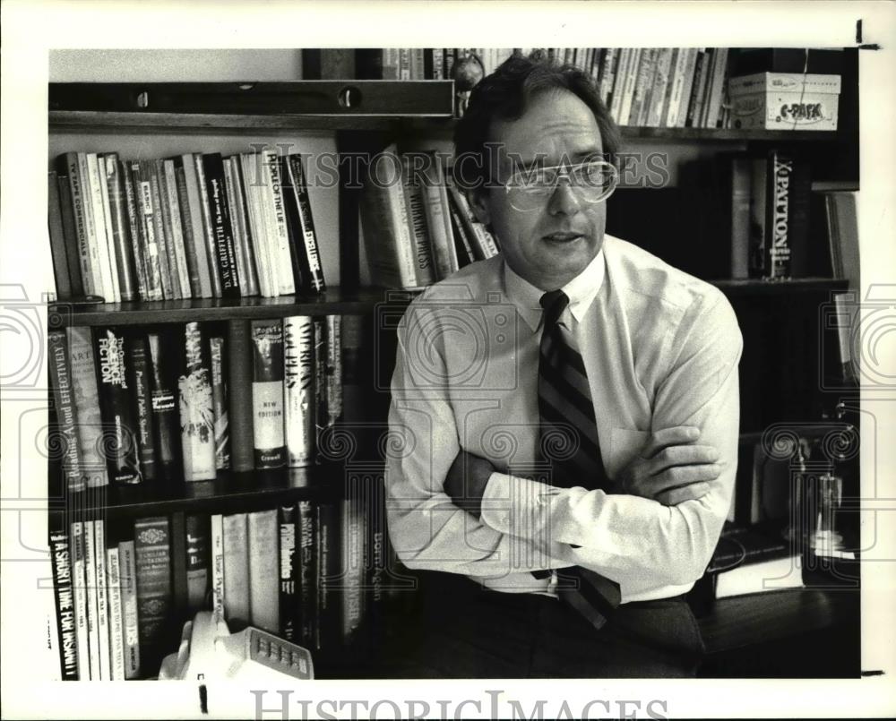 1985 Press Photo Tom Piskura at his library - cva38619 - Historic Images