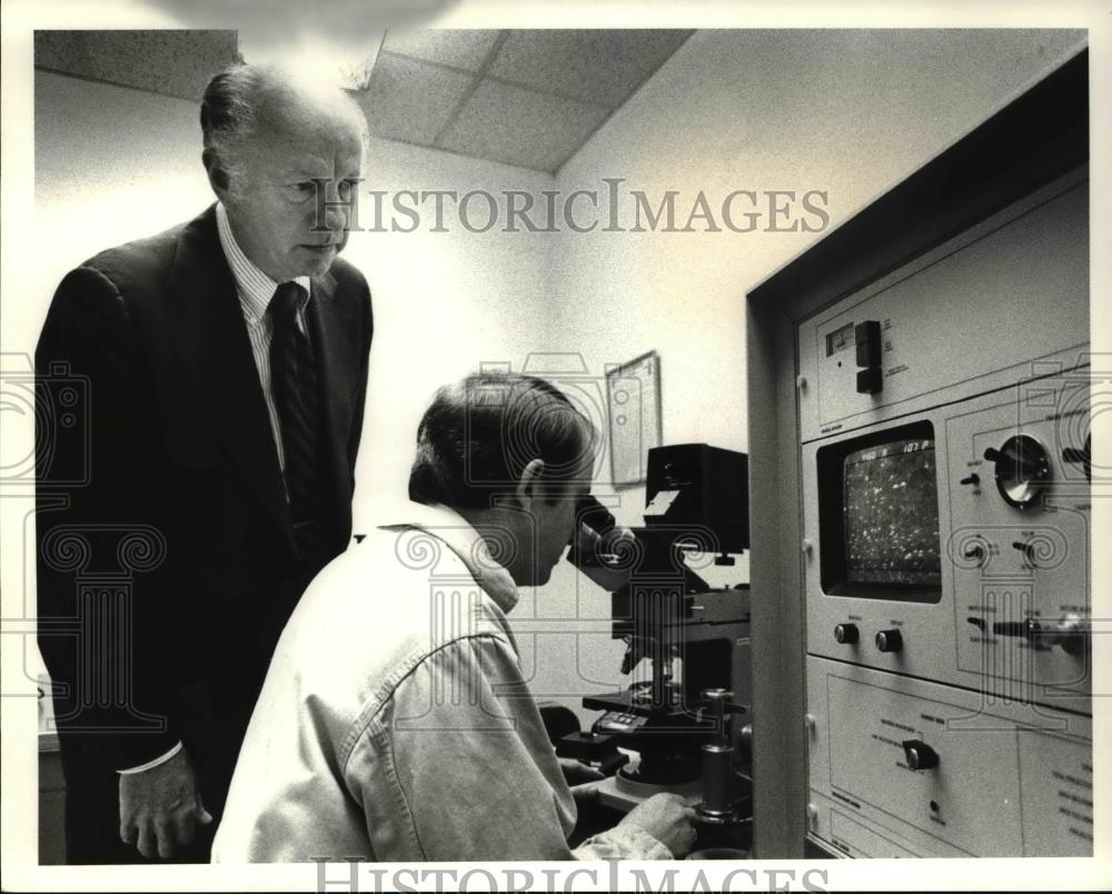 1980 Press Photo Henry Piper and Brush Wellivan looks into a microscope - Historic Images