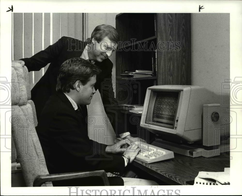 1986 Press Photo Charles W Rose and Larry Beecher at University Technology Inc - Historic Images