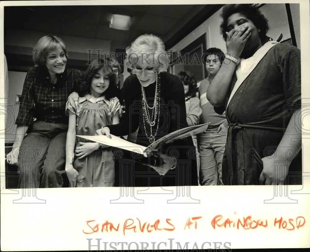 1982 Press Photo Joan Rivers visits Cystic Fibrosis Patients at Rainbow - Historic Images