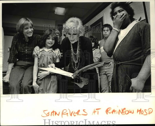 1982 Press Photo Joan Rivers visits Cystic Fibrosis Patients at Rainbow - Historic Images