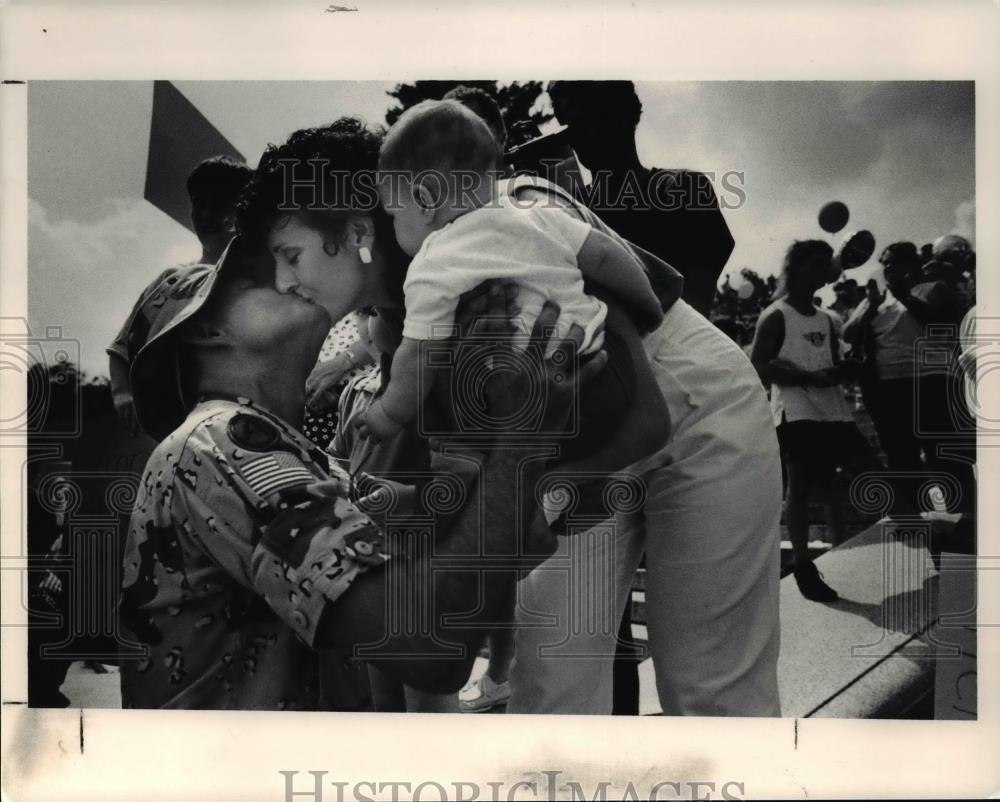 1991 Press Photo Captain Henry Prijatel greets his wife and children - cva38650 - Historic Images