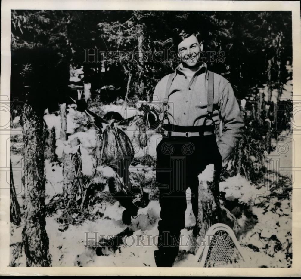 1945 Press Photo E.W. Lambert of Lingle, Wyoming Exhibits Porcupine - nef27231 - Historic Images