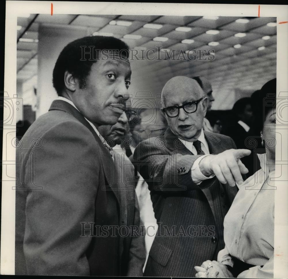 1978 Press Photo Arnold Pinkney and Paul Briggs look at the precinct tally - Historic Images