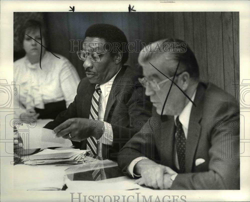 1984 Press Photo Arnold Pinkney with papers at Port Authority meeting - Historic Images