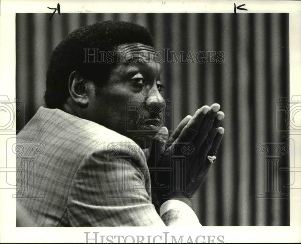 1985 Press Photo Arnold R Pinkney in a prayerful pose before his sentencing - Historic Images