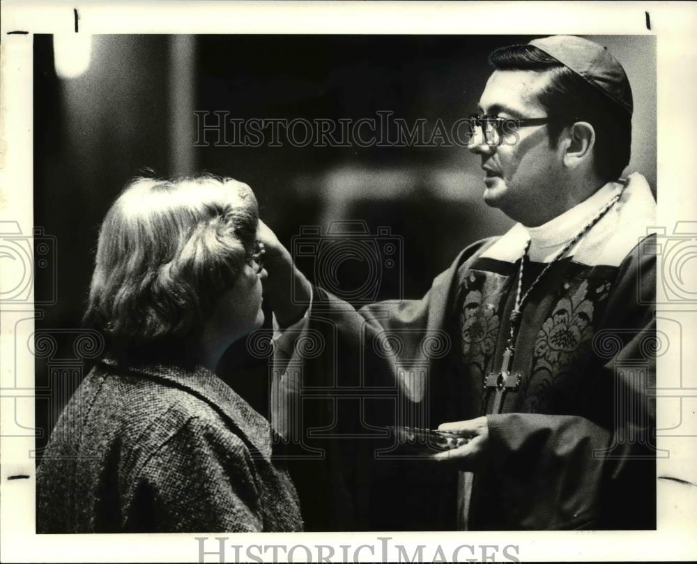 1982 Press Photo Bishop Anthony Pilla putting ashes on a parishioner's forehead - Historic Images