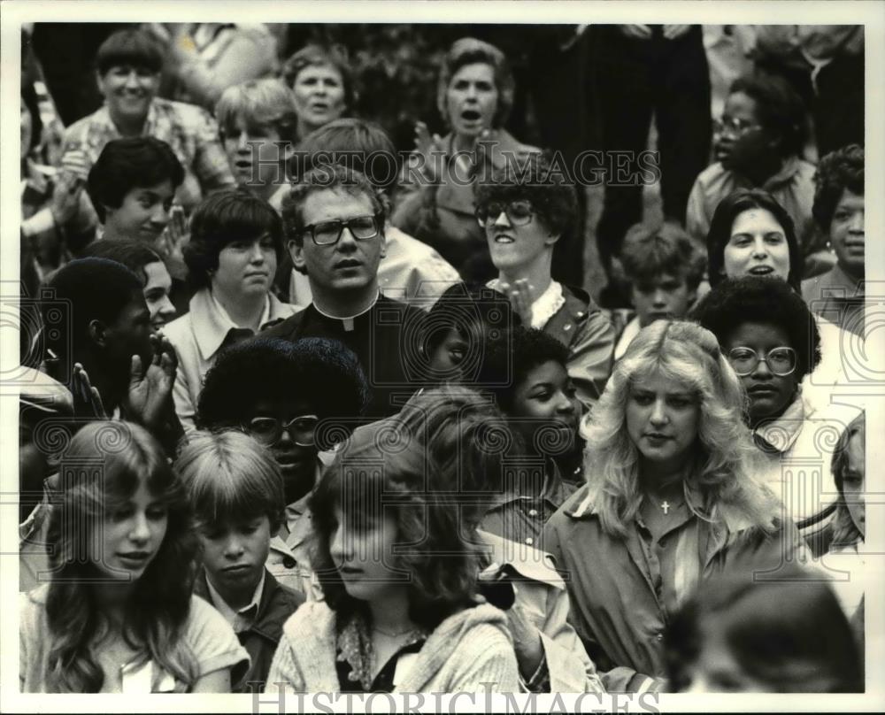 1981 Press Photo Bishop Anthony M Pilla talks to members of Diocese in Chester - Historic Images