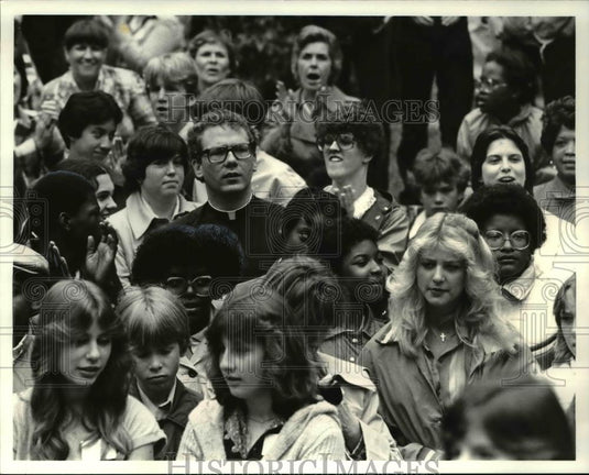 1981 Press Photo Bishop Anthony M Pilla talks to members of Diocese in Chester - Historic Images