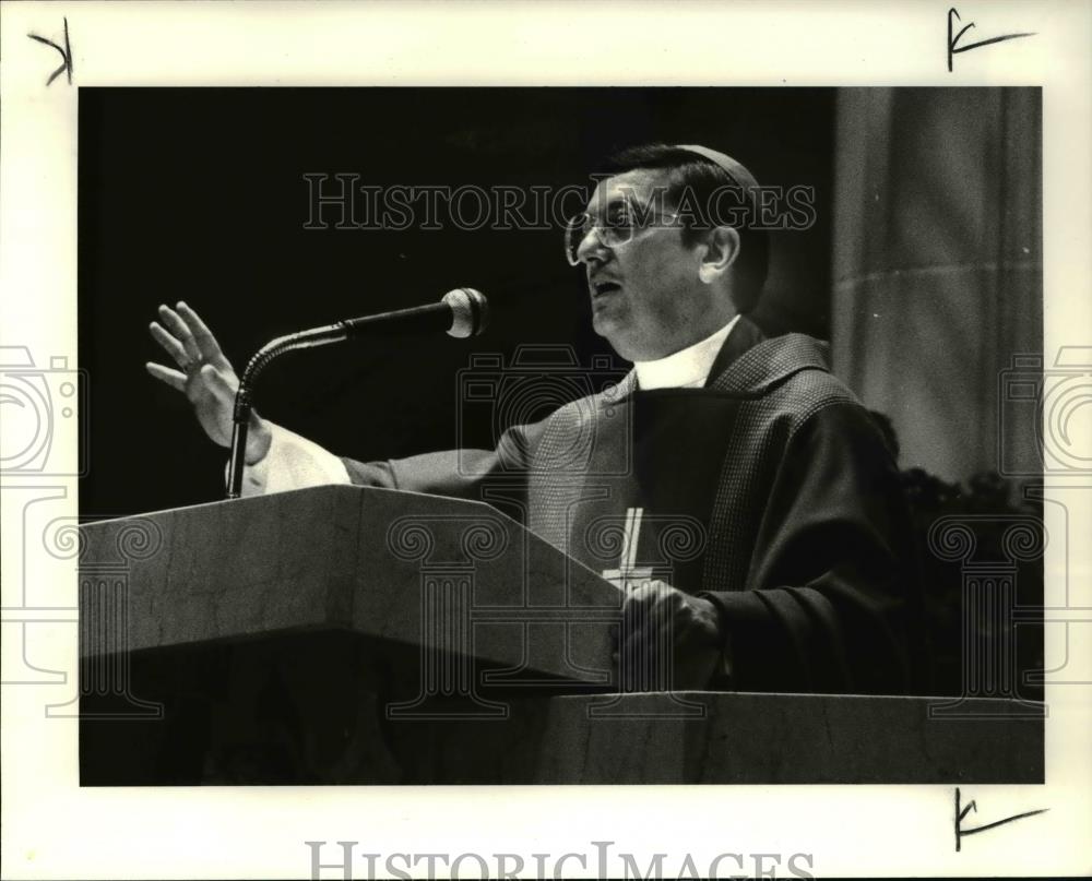 1986 Press Photo Bishop Anthony Pilla speaks at St. John&#39;s Cathedral - cva38696 - Historic Images