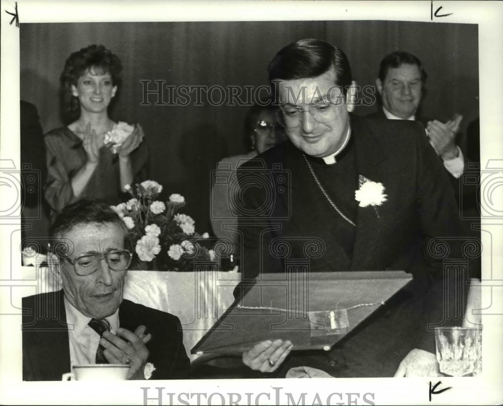 1986 Press Photo Bishop Anthony Pilla holds the American Tradition Award - Historic Images