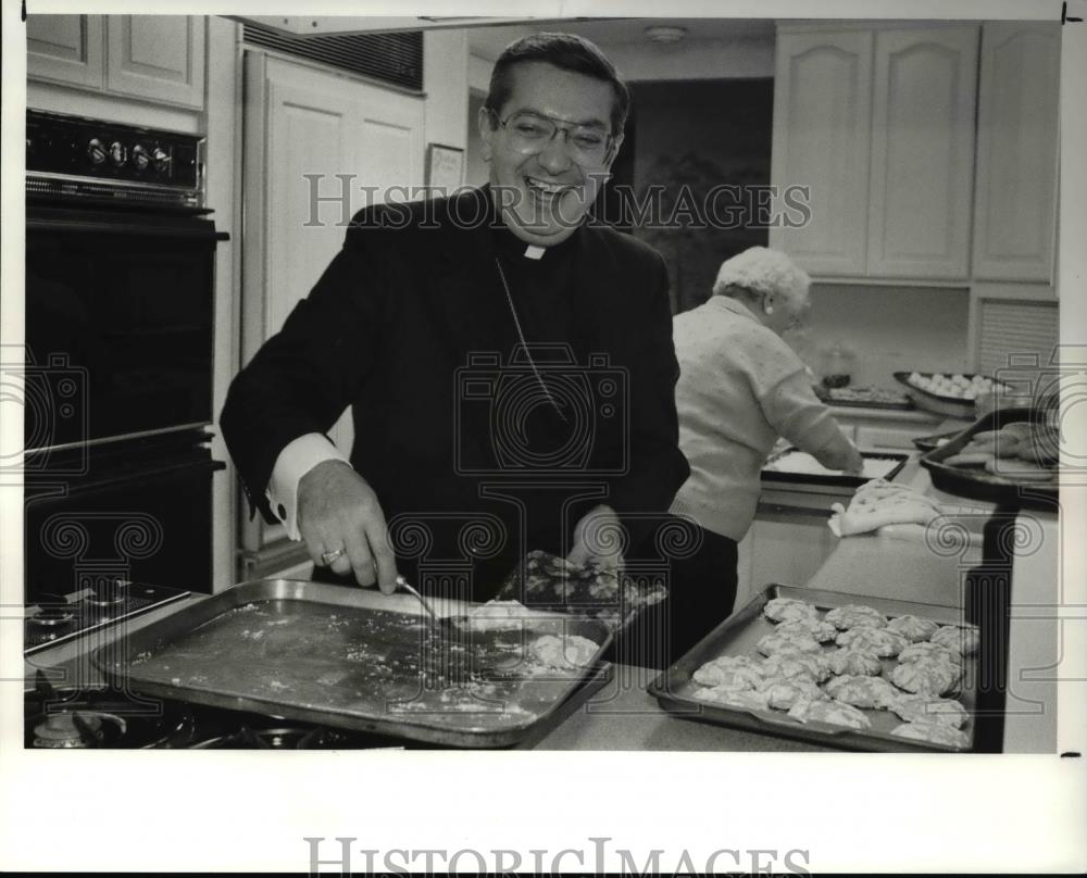 1990 Press Photo Bishop Anthony Pilla helps his mother Libera Pilla bake cookies - Historic Images