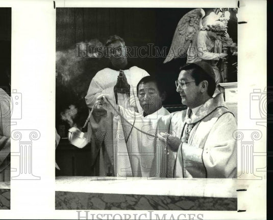 1988 Press Photo Bishop Anthony M. Pilla blesses a Korean Catholic Church alter - Historic Images