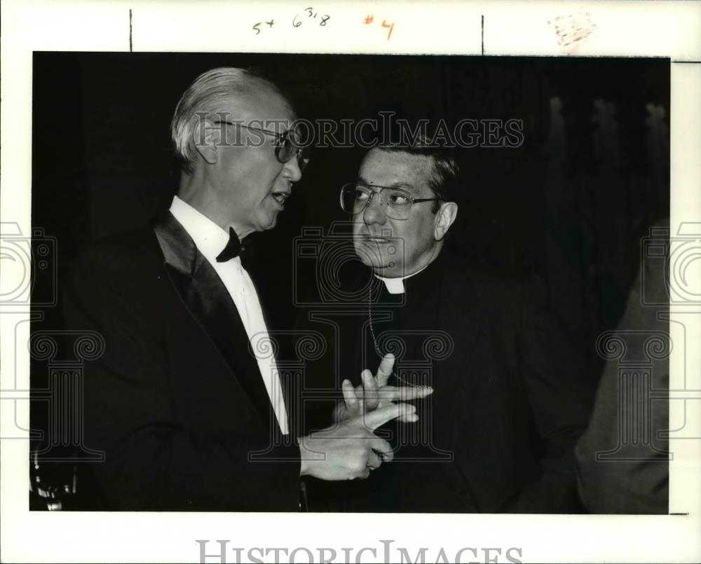 1991 Press Photo Anthony Yen chats with Bishop Anthony Pilla - cva38710 - Historic Images