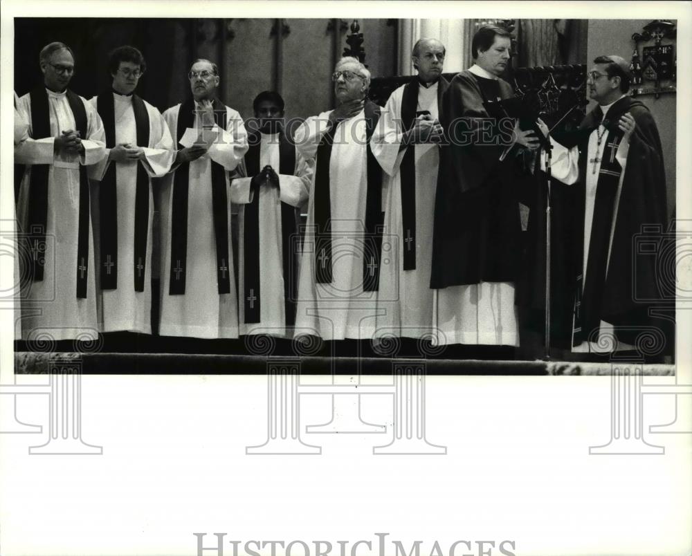 1991 Press Photo Bishop Anthony M Pilla during the Communal Penance Service - Historic Images