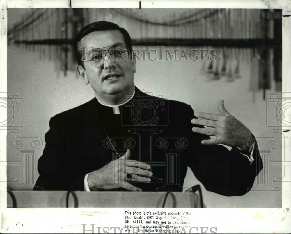 1988 Press Photo Bishop Anthony M Pilla discusses needs of older retired nuns - Historic Images