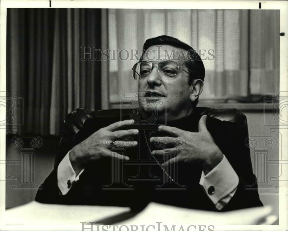 1991 Press Photo Bishop Anthony M Pilla explaining - cva38714 - Historic Images